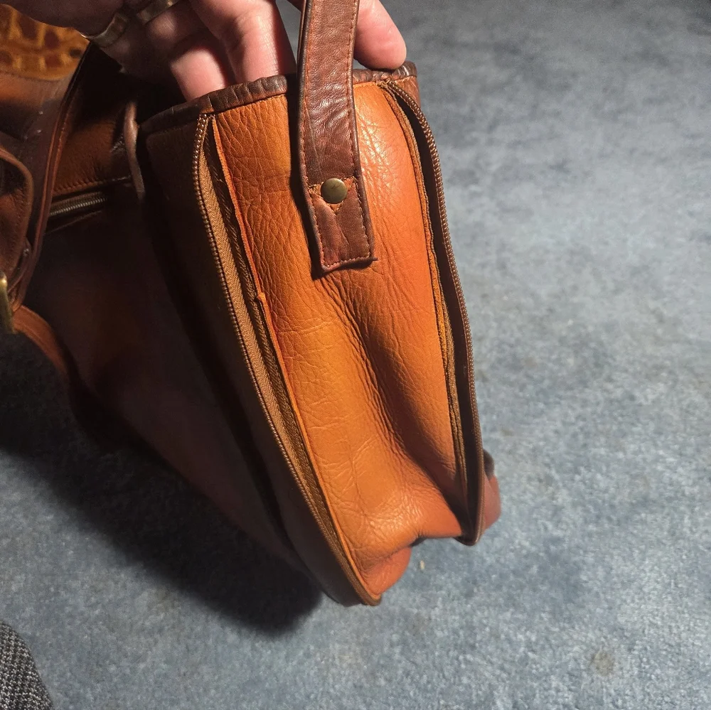 Classic Brown Leather Messenger Bag - Unbranded